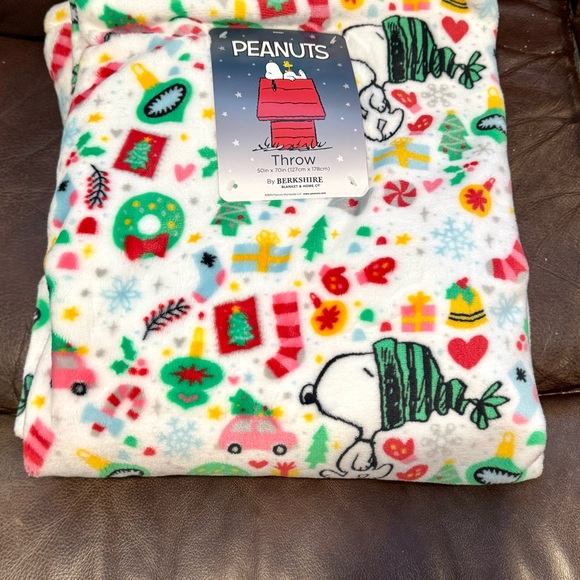 Peanuts Snoopy in Winter Hat - 50” x 70” Christmas Throw Blanket - Picture 3 of 6